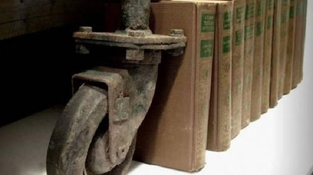 Старые книги, перепрофилированные в маскировку для тайника