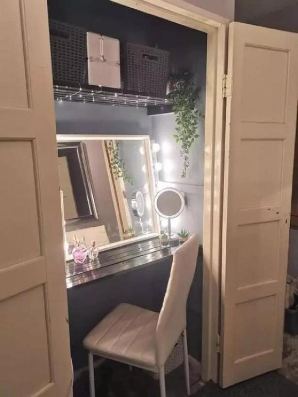Женщина потратила копейки, чтобы превратить шкаф в прихожей в удобный салон красоты