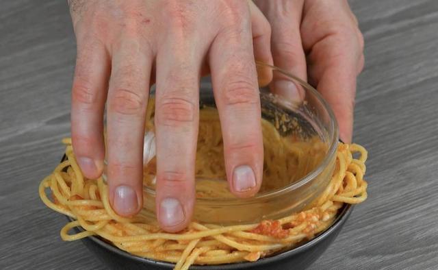 Маленькая хитрость, как приготовить спагетти с фрикадельками в съедобной миске и парящей в воздухе вилкой: невероятно красиво