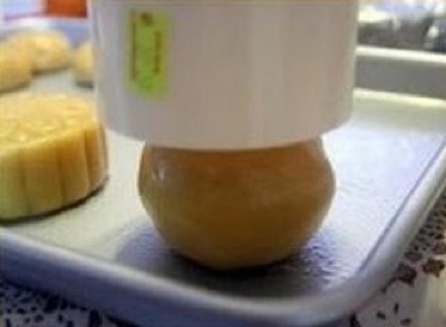 Ароматный кекс с вкусной начинкой из кокоса и кунжута: аппетитное лакомство делала с помощью пресс-формы