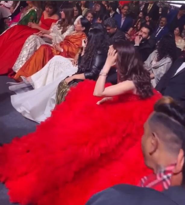 Невероятное платье: почему звезда Болливуда Раутела сидела на 4 стульях на награждении Filmfare Awards 2020 и как пользователи Сети отреагировали на это