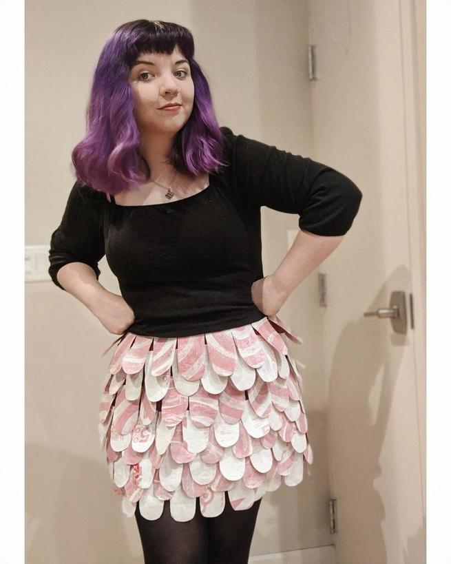 Девушка сшила юбку из старых полиэтиленовых пакетов и считает, что это модно