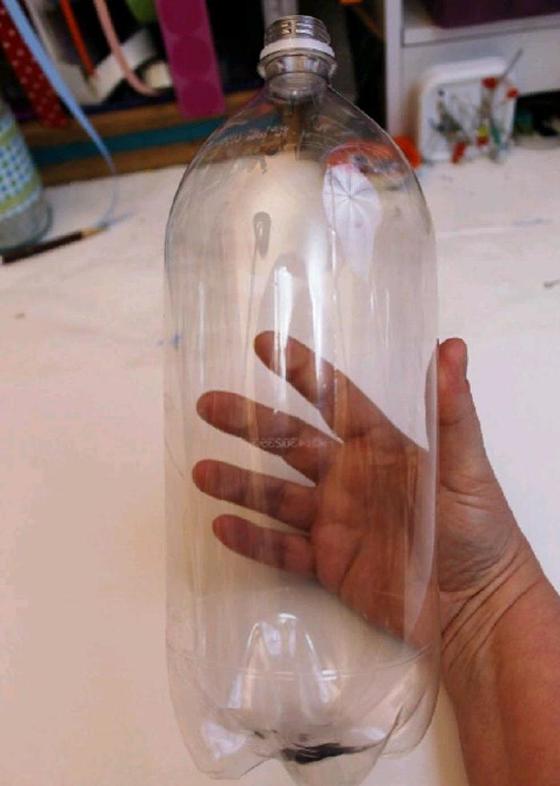 Из пластиковой бутылки сделала удобный контейнер для пакетов: смотрится стильно и занимает мало места