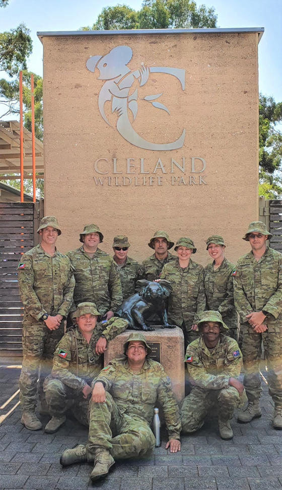 Солдаты австралийской армии потратил отпуск на уход за коалами