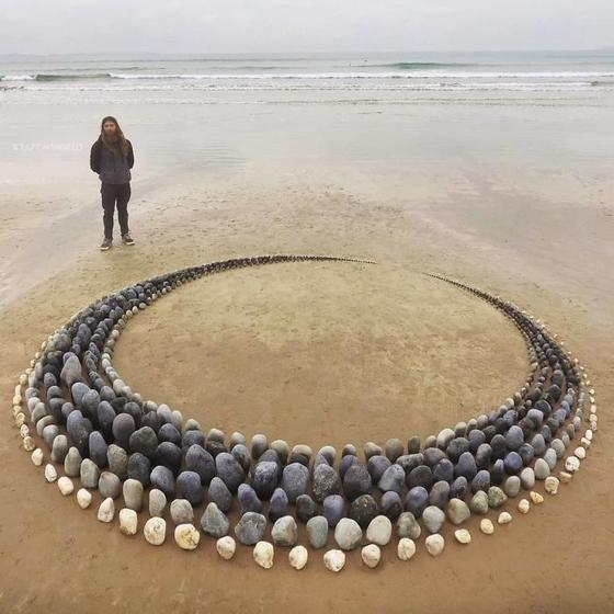 Художник расставляет камни в потрясающих узорах на пляже. 30 фото