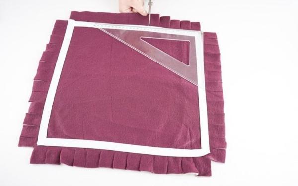 Флисовая подушка с рельефными краями: мастер-класс для тех, кто не любит или не умеет шить