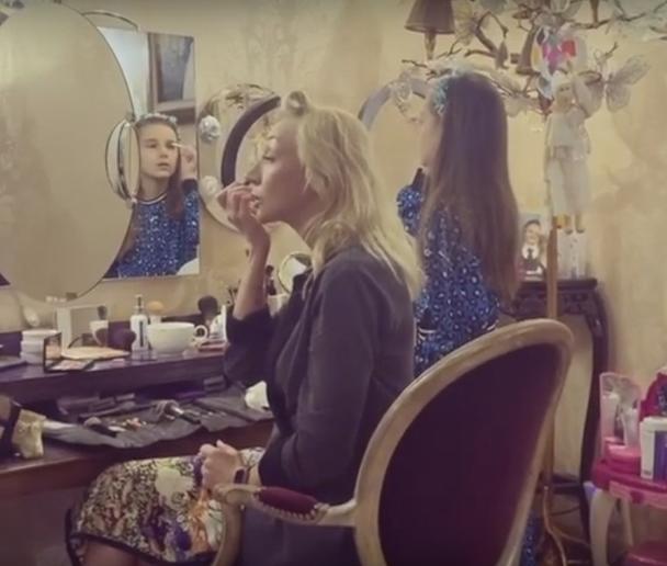 «Сильно не красься!»: Кристина Орбакайте обучила 7 летнюю дочь нанесению макияжа (видео)