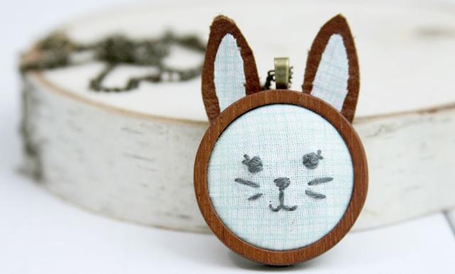 Милый кролик: как из натуральной кожи и дерева сделать красивый кулон с вышивкой