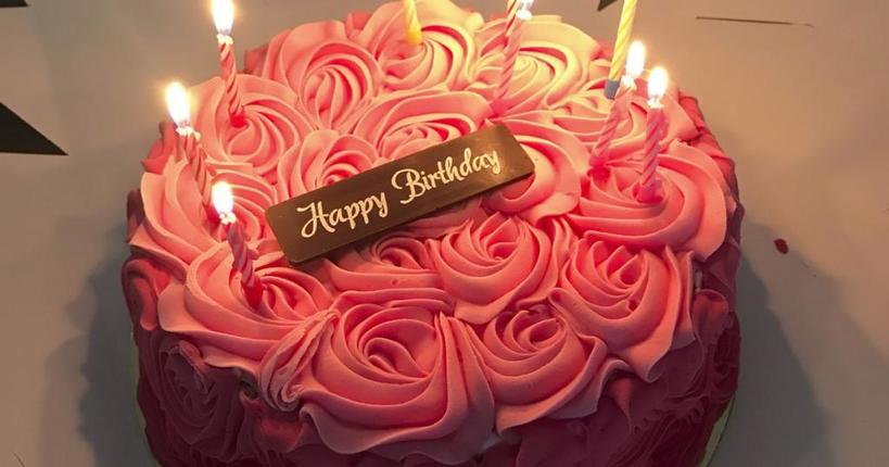 В день рождения австралийка разрезала торт: внутри ее ждал неприятный сюрприз