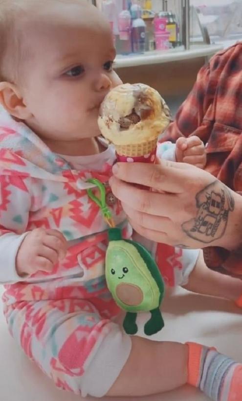 Малышка не смогла сдержаться, когда родители впервые дали ей попробовать мороженое (видео)