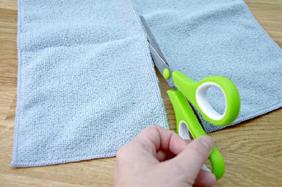 Щипцы, салфетка и резинки для волос: мне быстро удается протереть жалюзи от пыли благодаря маленькой хитрости