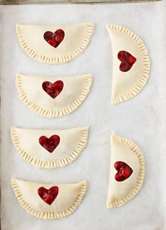 На День святого Валентина испеку мужу вишневые слойки с  сердцем : легкий рецепт, чтобы порадовать любимых