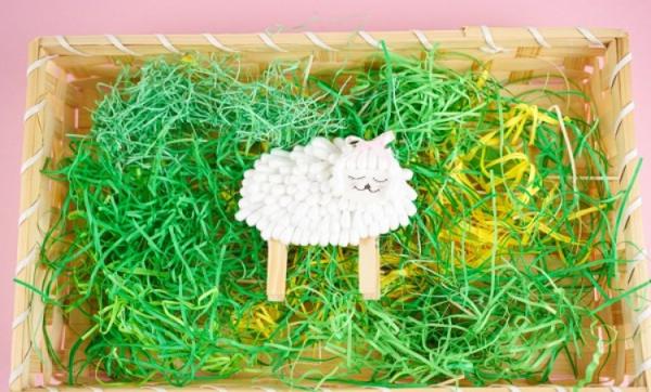 Милая и простая поделка: как сделать овечку из обычных ватных палочек и прищепок