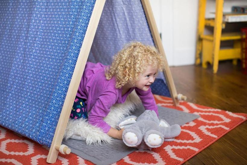 Мы сделали для ребенка палатку прямо в доме: она стала любимым местом для игр