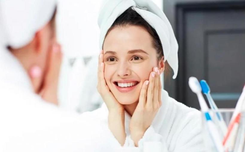Чем тщательнее мыть лицо, тем лучше: 10 советов от косметологов для более здоровой кожи лица