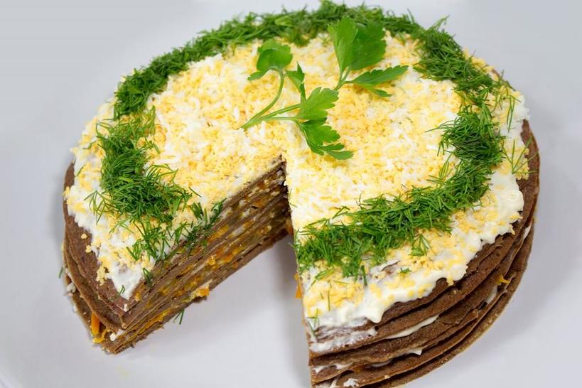 Сытный печеночный торт с сыром и грибами. Готовлю его с молочным соусом