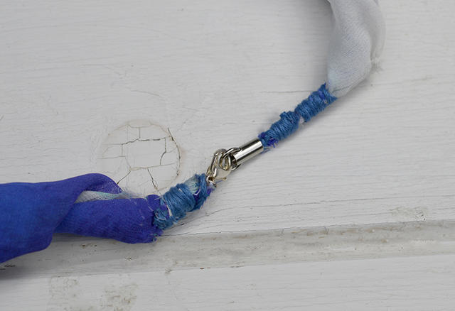 Из шелкового шарфика и джинсовой ткани сделала оригинальное ожерелье: прекрасно дополняет мой образ