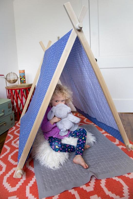 Мы сделали для ребенка палатку прямо в доме: она стала любимым местом для игр