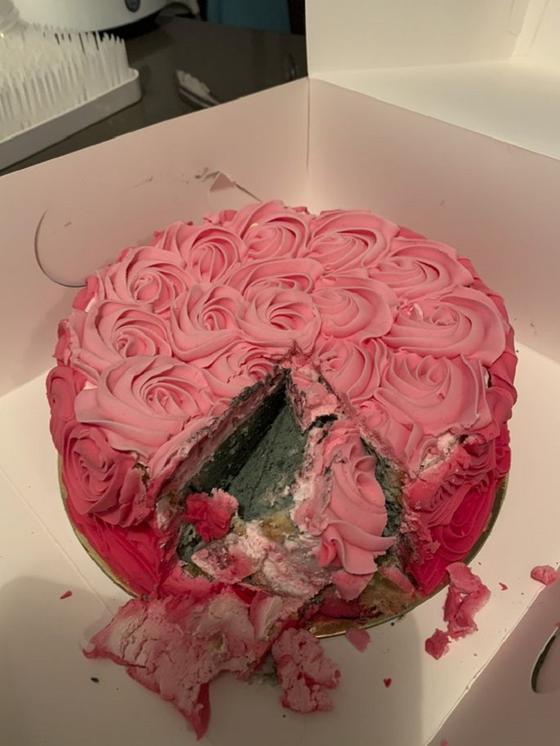 В день рождения австралийка разрезала торт: внутри ее ждал неприятный сюрприз