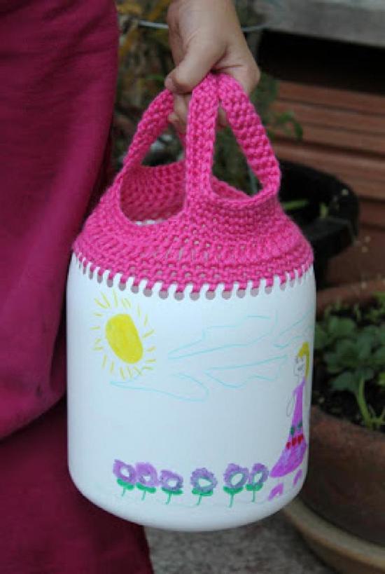 Сделала для ребенка удобную  сумочку  из пластиковой банки: смотрится очень мило
