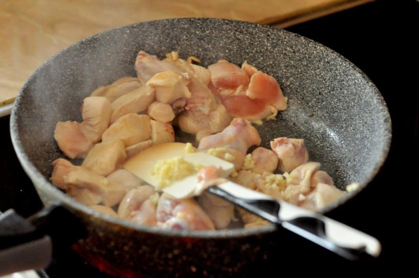 Классика ресторанов Китая: курица в остром соусе с добавлением арахиса (степень остроты можно регулировать самостоятельно)