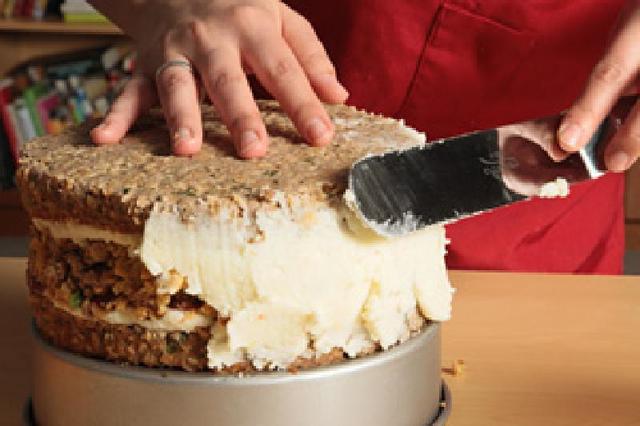 Готовим торт с сюрпризом: снаружи сладкий, а внутри мясной