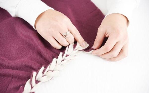 Флисовая подушка с рельефными краями: мастер-класс для тех, кто не любит или не умеет шить
