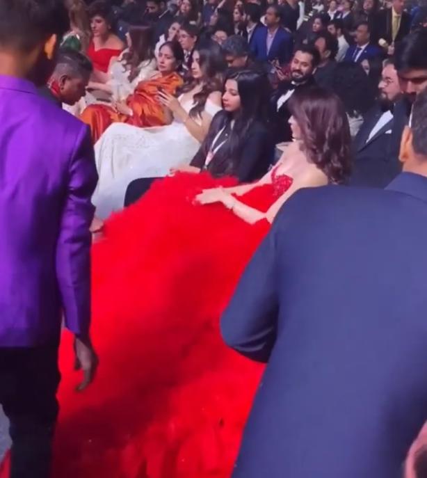 Невероятное платье: почему звезда Болливуда Раутела сидела на 4 стульях на награждении Filmfare Awards 2020 и как пользователи Сети отреагировали на это