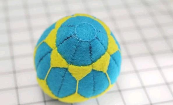 Для декора детской сделала игрушечные воздушные шары из войлока: смотрится стильно
