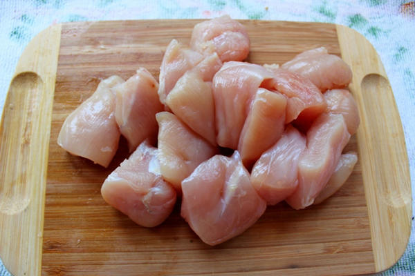 Как приготовить вкусную курицу всего за 5 минут: старый, но проверенный рецепт мяса, жаренного в белом вине