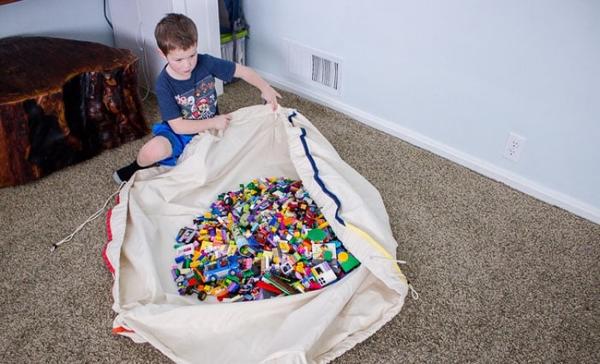Для порядка в доме и спокойствия мамы: шьем удобный сворачивающийся коврик для игр с мелким конструктором