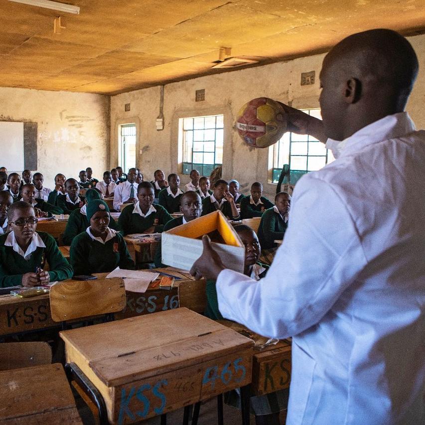 Учитель из деревни в Африке признан лучшим в мире — и получит USD1 млн