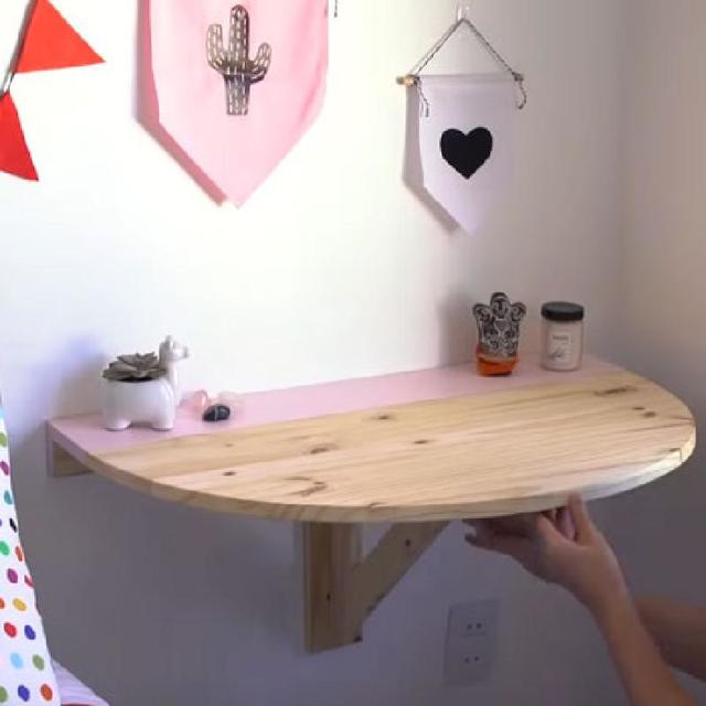 Сделал для дочки очень удобный выдвижной столик: прекрасно вписывается в ее милую комнату