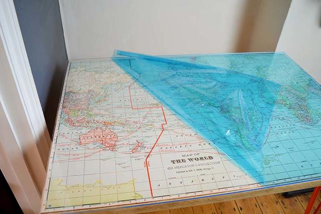 Муж смастерил стол с картой мира: теперь ребенок выучит географию намного быстрее