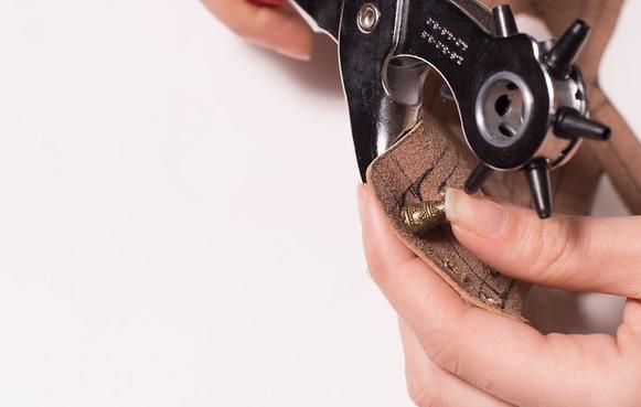 Как сделать своими руками красивый кожаный браслет с шипами: пошаговая инструкция