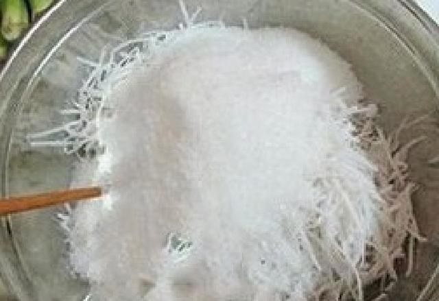 Ароматный кекс с вкусной начинкой из кокоса и кунжута: аппетитное лакомство делала с помощью пресс-формы