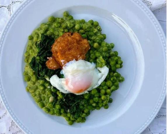 Полезное блюдо из зеленого гороха, шпината и яйца: рецепт с фото