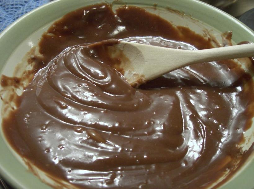 Простой рецепт шоколадного пудинга на коровьем молоке. Подавать его лучше в теплом виде с шариком мороженого