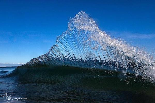 Фотограф проводит часы в океане, запечатлев различные «настроения» волн
