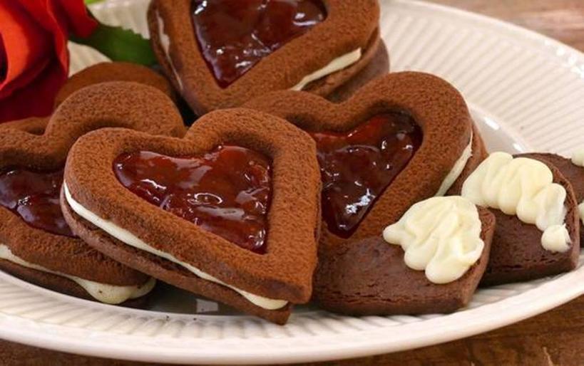 Сделано с любовью: печенье в форме сердца с белым ганашем и джемом - отличная идея для романтического ужина
