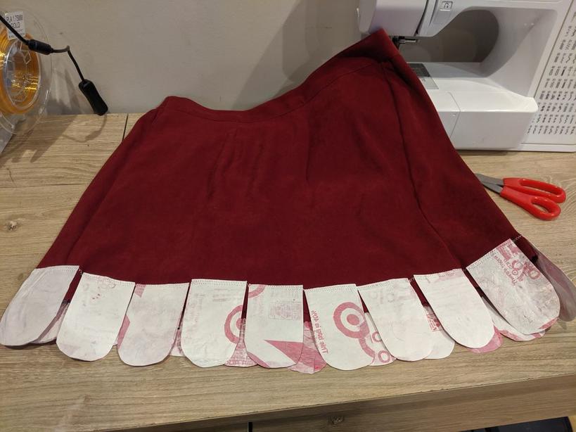 Девушка сшила юбку из старых полиэтиленовых пакетов и считает, что это модно