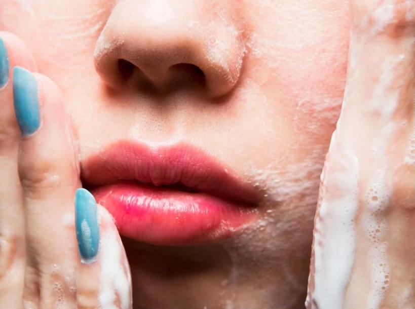 Чем тщательнее мыть лицо, тем лучше: 10 советов от косметологов для более здоровой кожи лица