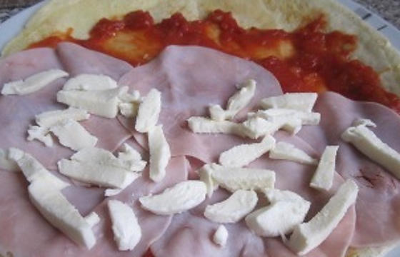 Подруга дала рецепт блинов, запеченных а-ля пицца - с салями и сыром. Обязательно сделаю на Масленичной неделе