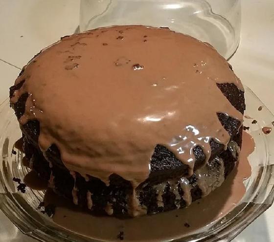 Абсолютно черный внутри и кремовый снаружи: на день рождения сына испекла необычный торт (все думали, что я его заказывала у кондитера)