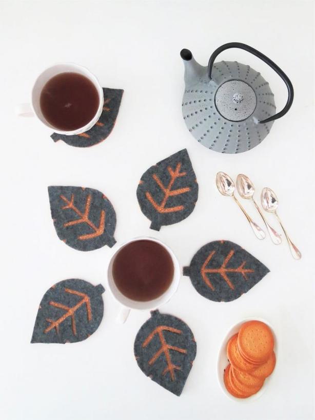 Уютные листочки: делаем подставки для чайника и чашек из пробки и фетра