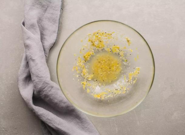 Другие заправки для салата больше не едим: рецепт с лимоном и чесноком
