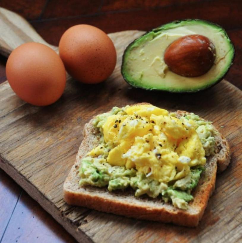 Большой и сытный завтрак поможет сжигать больше калорий, утверждают специалисты
