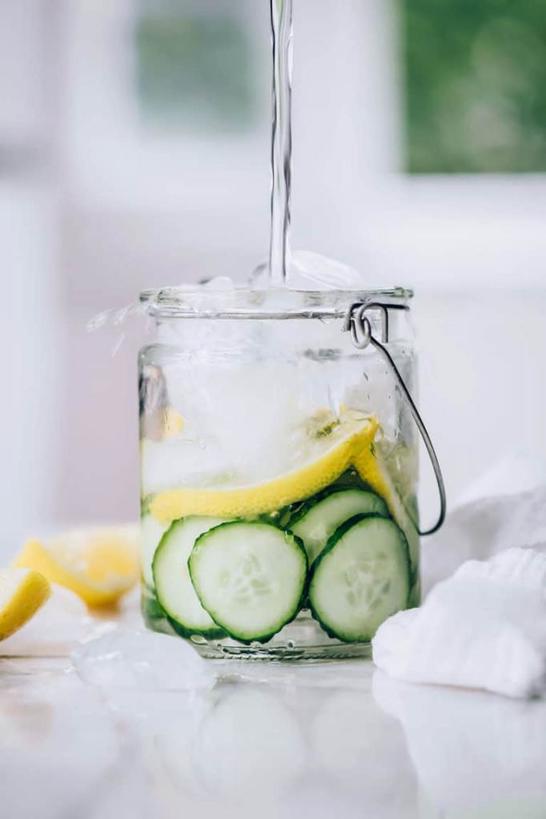 Спа-салон в домашних условиях: готовим лимонно-огуречную воду для выработки коллагена и успокаивающую маску