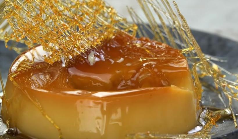 Приготовила карамельный флан, украсила сахарной паутинкой: очень вкусный десерт получился