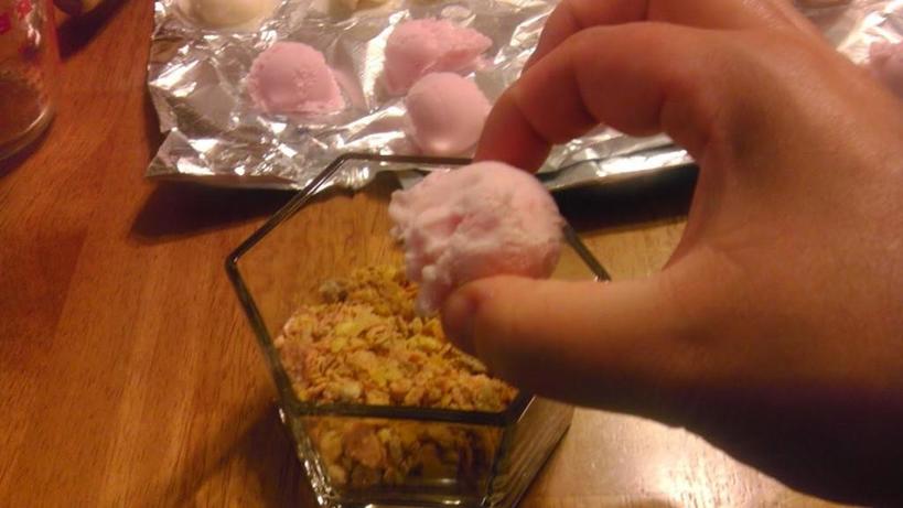 Готовлю своим домашним шарики из замороженного йогурта и злаков: вкусный и полезный десерт
